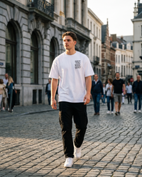 T-shirt oversized Jeremy Doku blanc porté en street style par un supporter belge à Bruxelles, vue de face