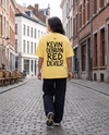 T-shirt Kevin De Bruyne Red Devils jaune citron porté en street style par une supportrice, vue de dos