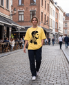 T-shirt Kevin De Bruyne Red Devils jaune citron porté en street style par une supportrice, vue de face