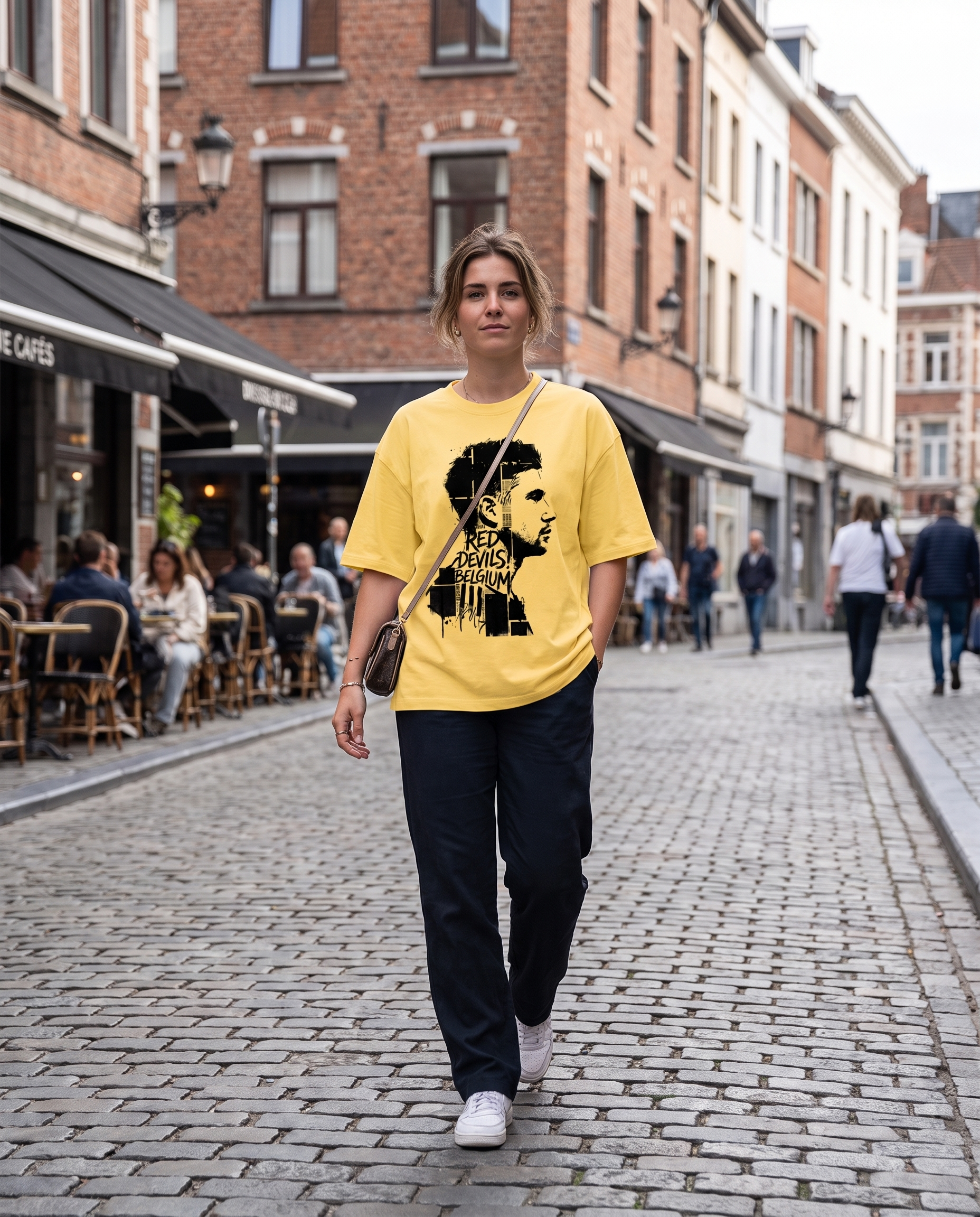 T-shirt Kevin De Bruyne Red Devils jaune citron porté en street style par une supportrice, vue de face