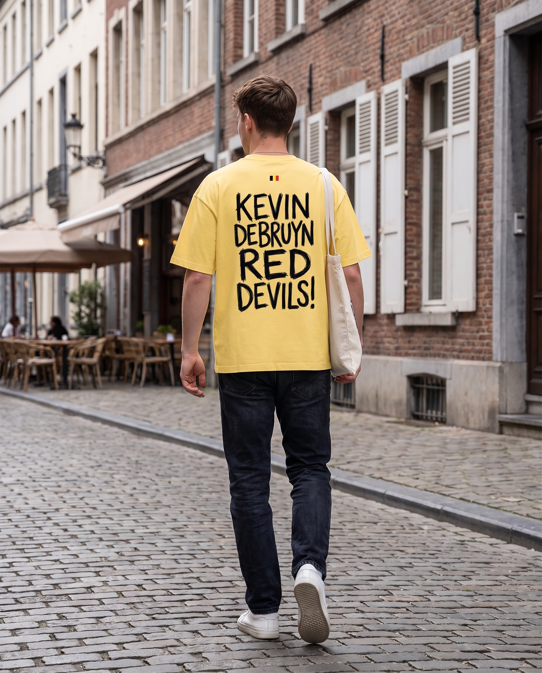 T-shirt Kevin De Bruyne Red Devils jaune citron porté en street style par un supporter homme, vue de dos