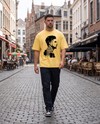 T-shirt Kevin De Bruyne Red Devils jaune citron porté en street style par un supporter homme, vue de face