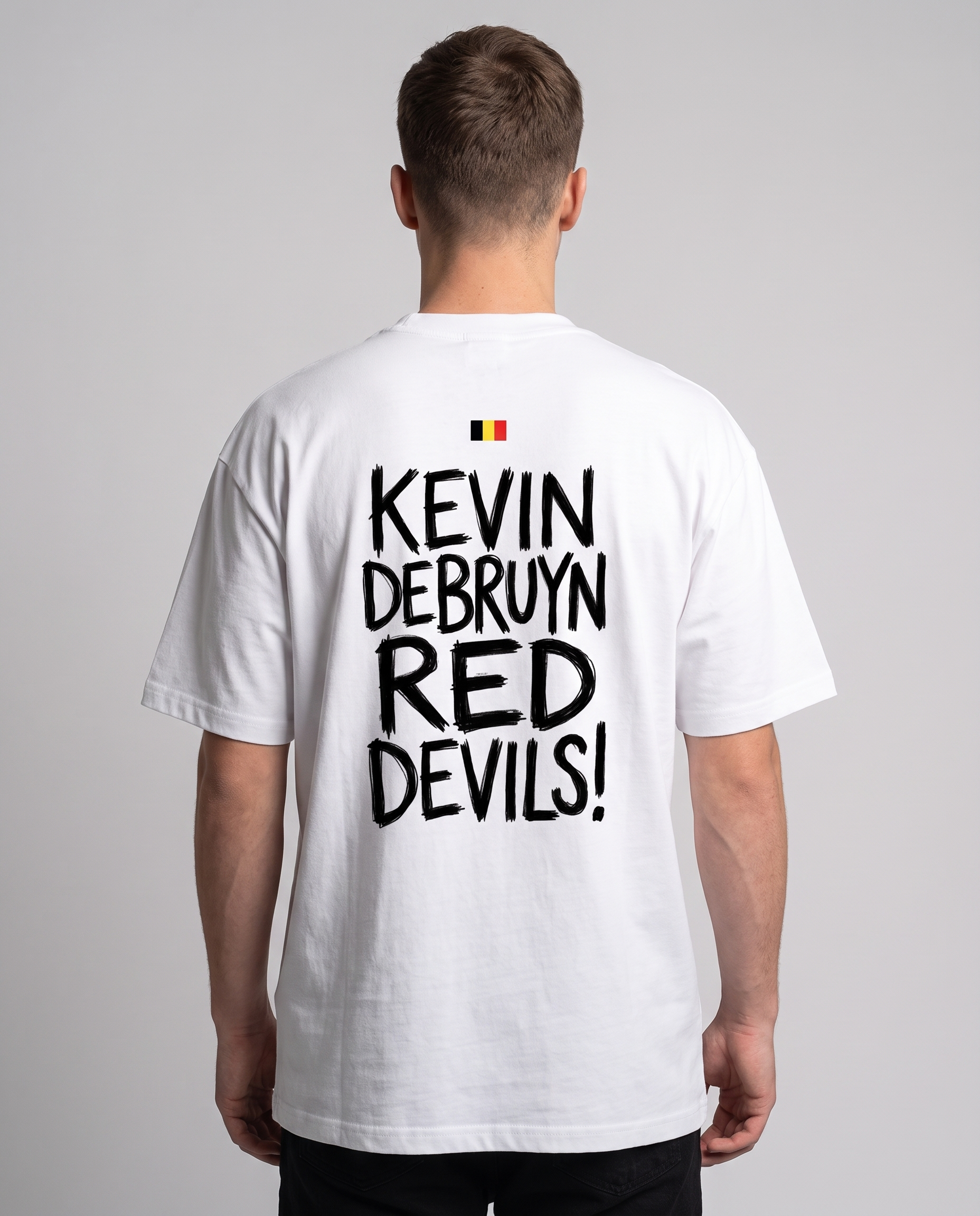 T-shirt Kevin De Bruyne Red Devils porté en studio - vue de dos avec flocage