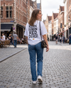 T-shirt Kevin De Bruyne Red Devils porté en street style par une supportrice, vue de dos, à Bruxelles