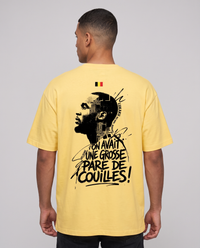 T-shirt oversized Lukaku jaune citron porté en studio, vue de dos avec le grand visuel imprimé