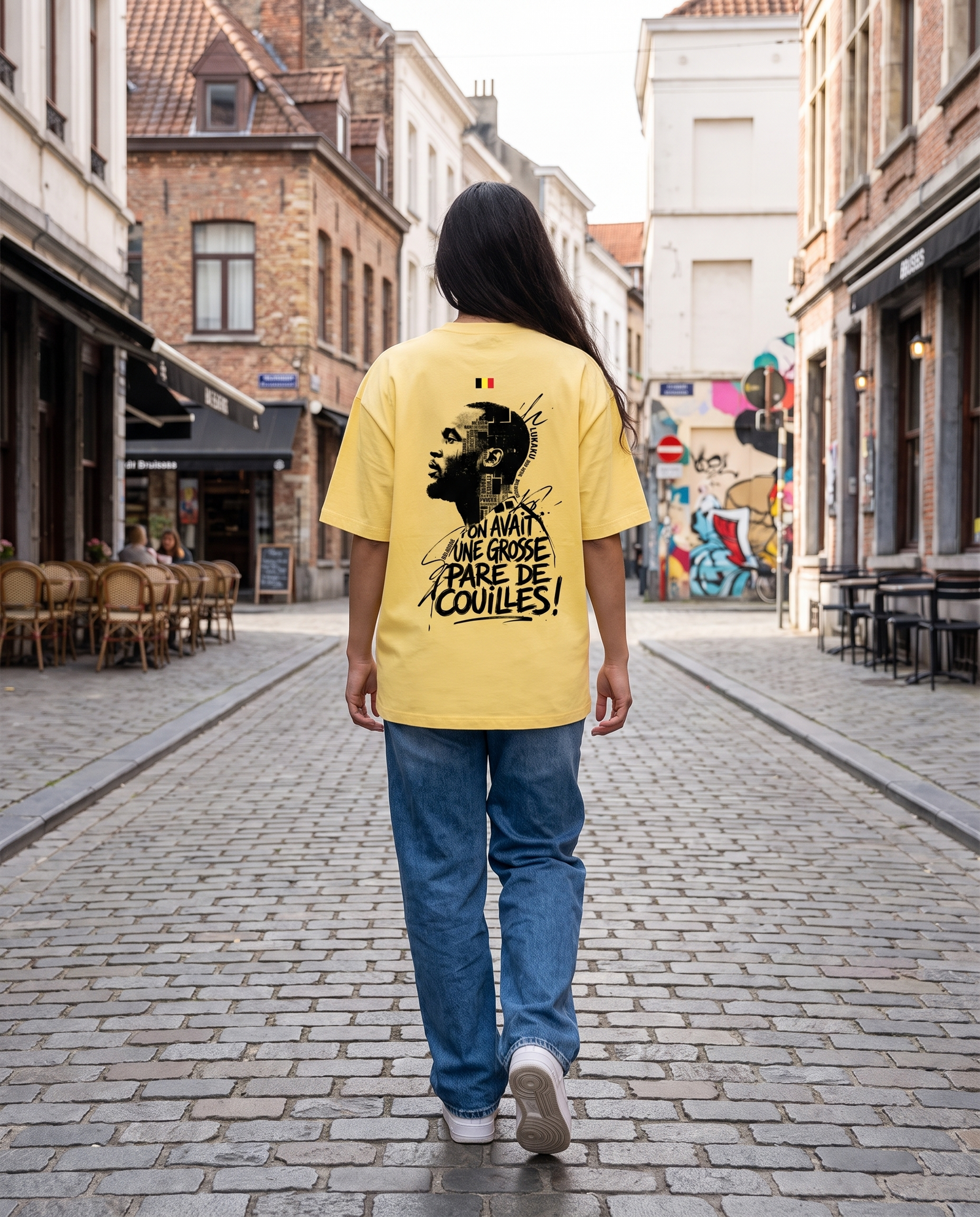 T-shirt oversized Lukaku jaune citron porté en ville par une supportrice des Diables Rouges, de dos