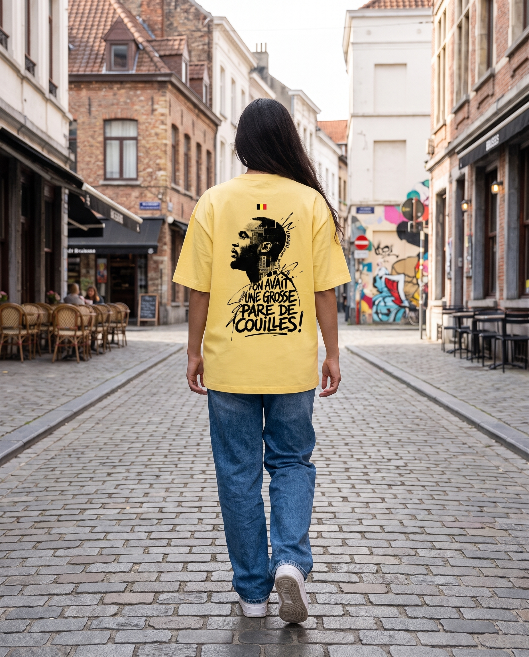 T-shirt Romelu Lukaku Red Devils jaune citron porté en street style par une supportrice à Bruxelles, vue de dos