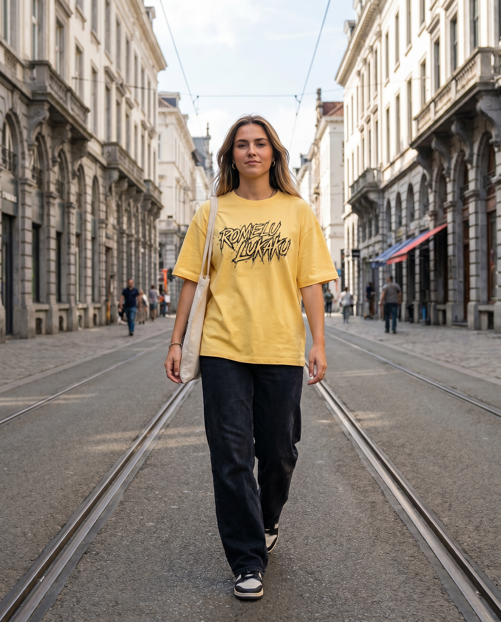 T-shirt oversized Lukaku jaune citron porté en ville par une supportrice des Diables Rouges, de face