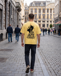 T-shirt oversized Lukaku jaune citron porté en street style par un supporter belge, vue de dos