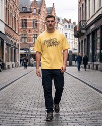 T-shirt oversized Lukaku jaune citron porté en street style par un supporter belge, vue de face