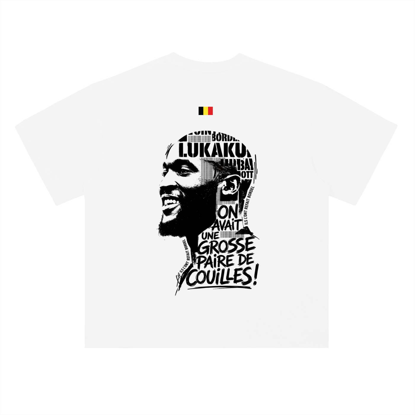 T-shirt oversized Lukaku en blanc vu de dos - portrait noir, citation culte et petit drapeau belge