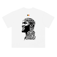 T-shirt oversized Lukaku en blanc vu de dos - portrait noir, citation culte et petit drapeau belge