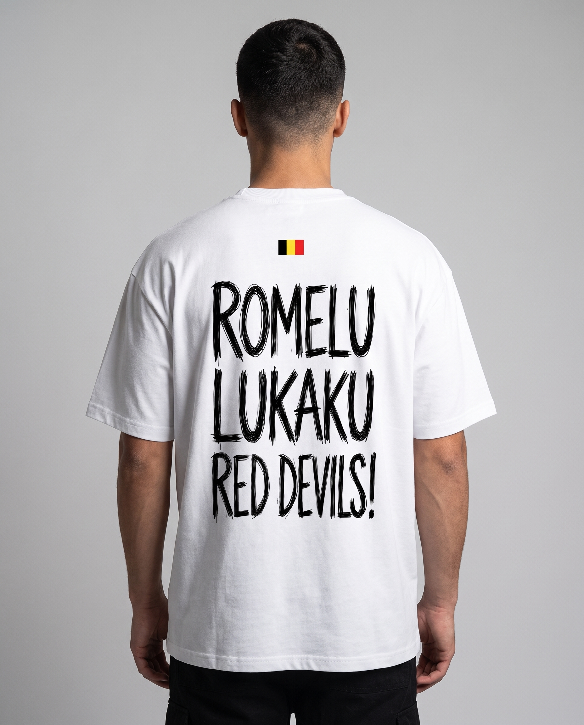 T-shirt Romelu Lukaku Red Devils porté en studio, vue de dos