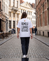 T-shirt Romelu Lukaku Red Devils porté en street style par une supportrice à Bruxelles, vue de dos