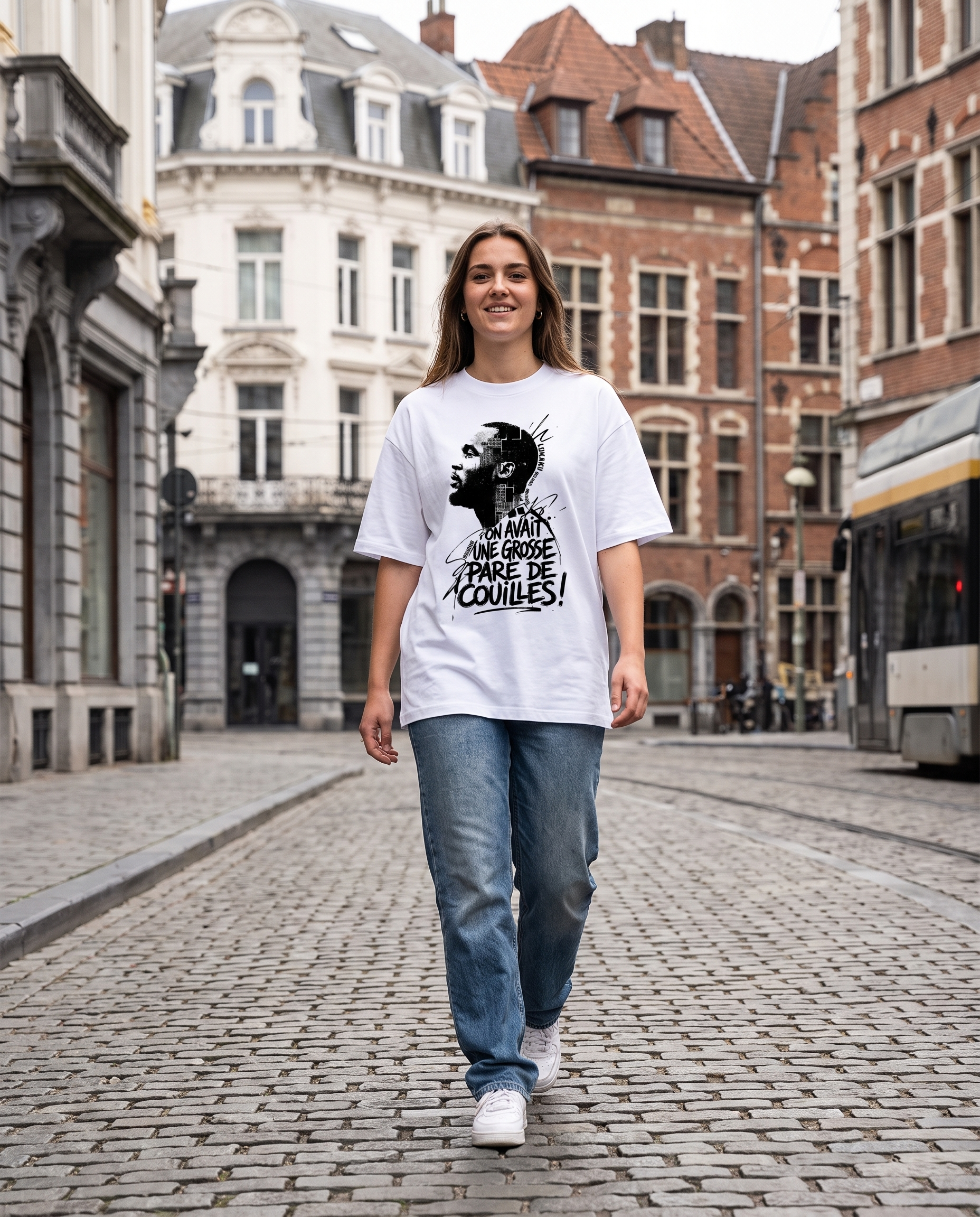 T-shirt Romelu Lukaku Red Devils porté en street style par une supportrice à Bruxelles, vue de face