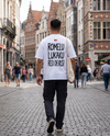 T-shirt Romelu Lukaku Red Devils porté en street style par un supporter homme à Bruxelles, vue de dos