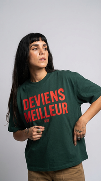 Gros plan sur le lettrage rouge Deviens Meilleur du t-shirt vert forêt en coton épais