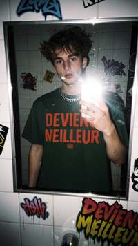 Selfie au flash en t-shirt Deviens Meilleur vert forêt, ambiance rap français