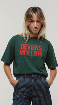 T-shirt oversized vert forêt Deviens Meilleur porté avec un jean, coupe ample et manches larges