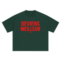 T-shirt oversized Deviens Meilleur en vert forêt à plat, slogan rouge et signature Orelsan