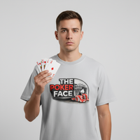 Homme en t-shirt The Poker Face gris clair tenant un carré d'as, logo poker rouge et blanc
