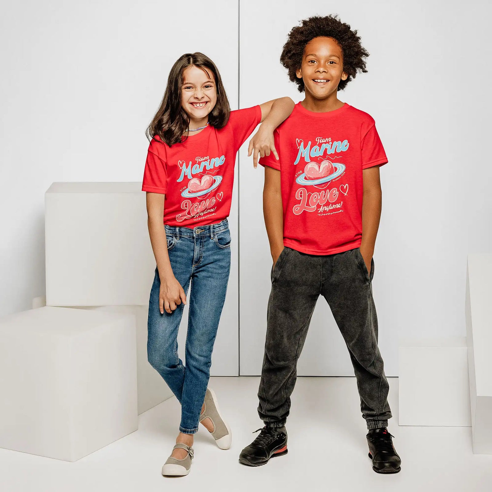 enfants qui portent le tshirt rouge officiel de la star academy 2024