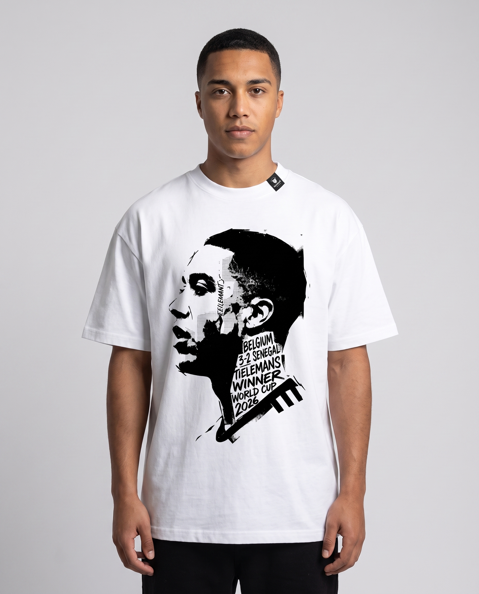 T-shirt oversized Tielemans blanc porté en studio, coupe ample à épaules tombantes vue de face