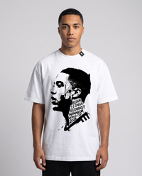 T-shirt oversized Tielemans blanc porté en studio, coupe ample à épaules tombantes vue de face