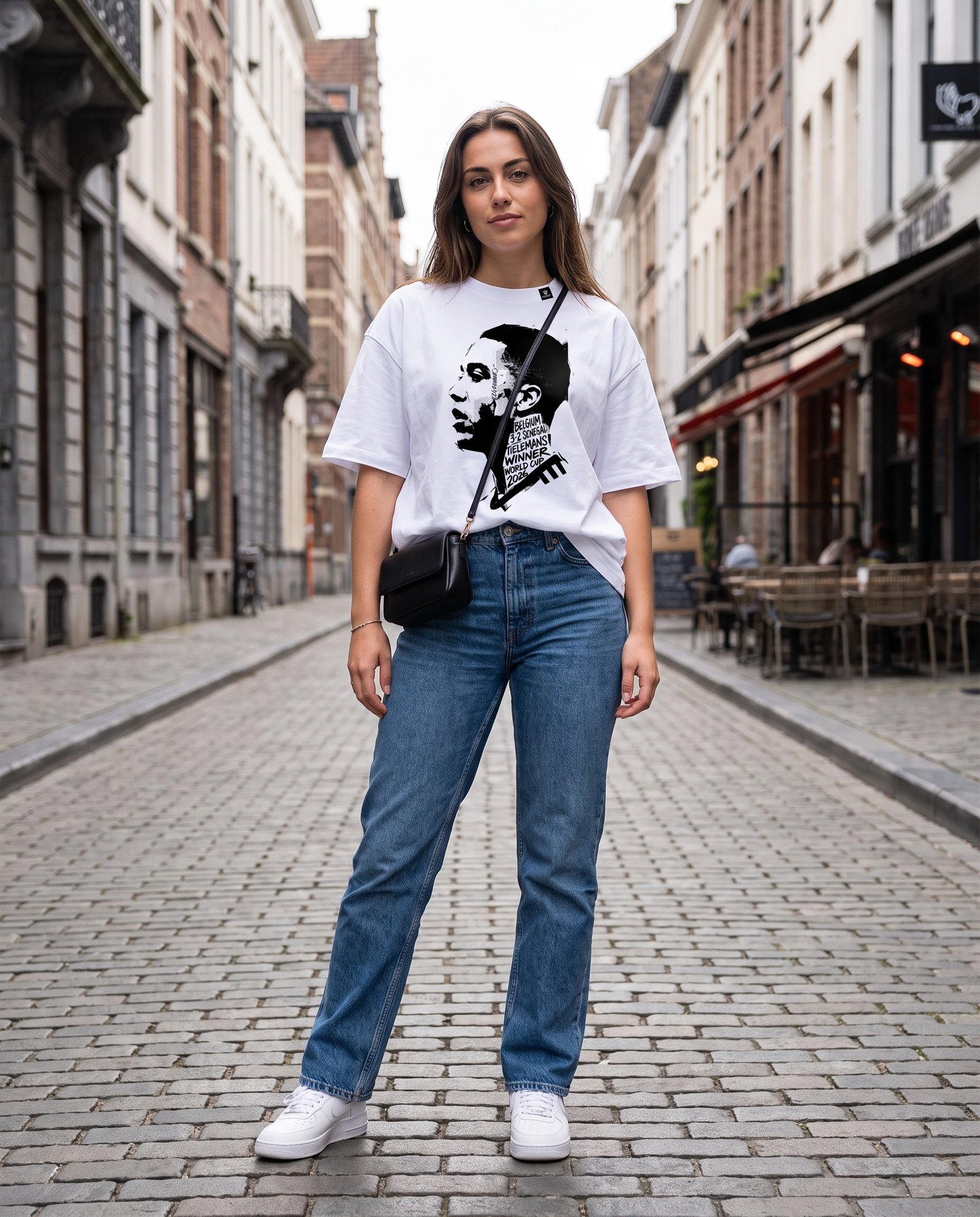 T-shirt oversized Tielemans blanc porté en ville par une supportrice belge, look streetwear décontracté
