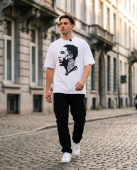T-shirt oversized Tielemans blanc porté en street style par un supporter des Diables Rouges à Bruxelles