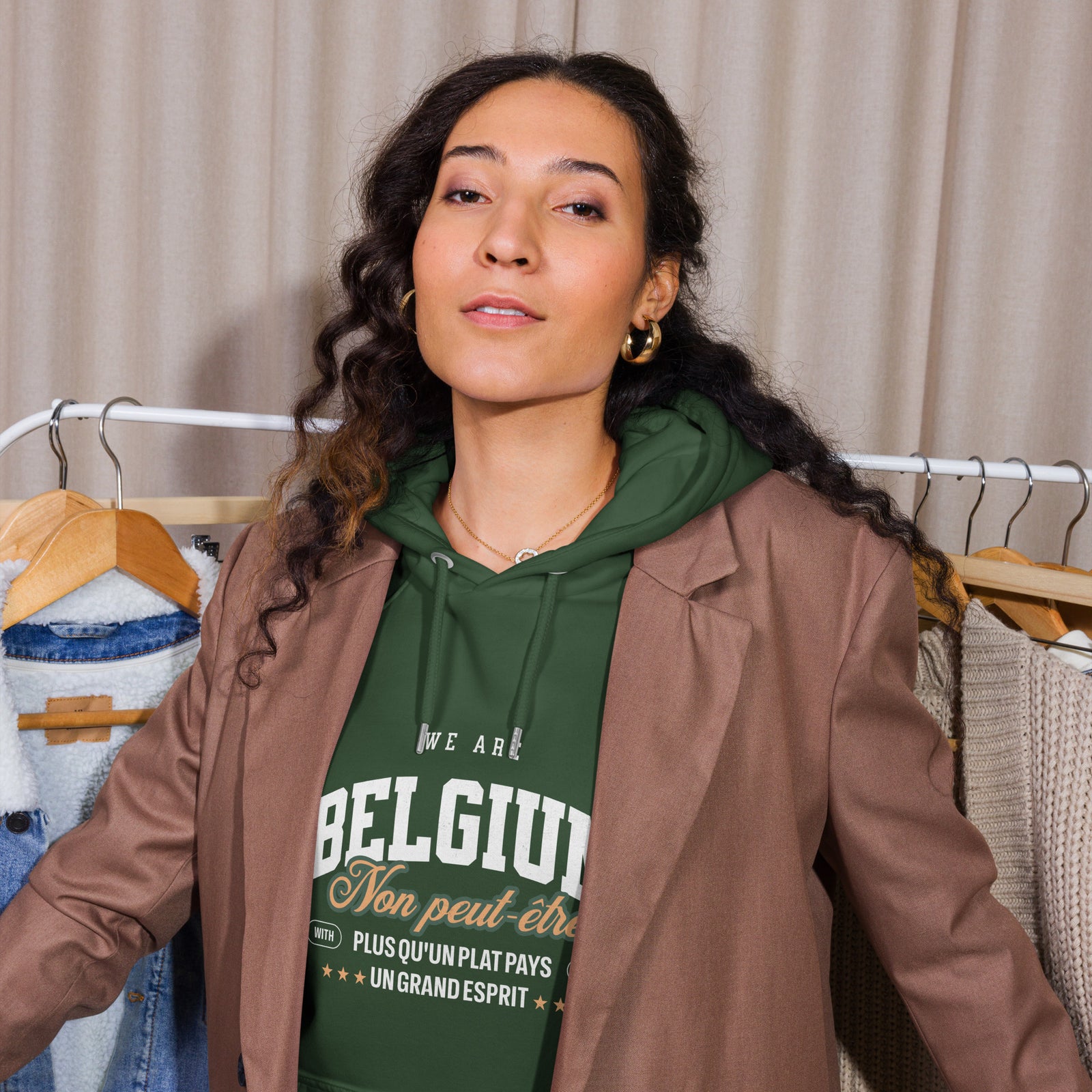 Hoodie belge vert bouteille porté par une femme sous une veste – look streetwear belge