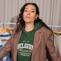 Hoodie belge vert bouteille porté par une femme sous une veste – look streetwear belge