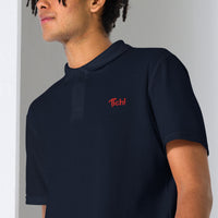 Broderie Tich! en gros plan sur le polo bleu marine