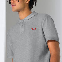 Broderie rouge Tich! sur le polo belge brodé gris chiné