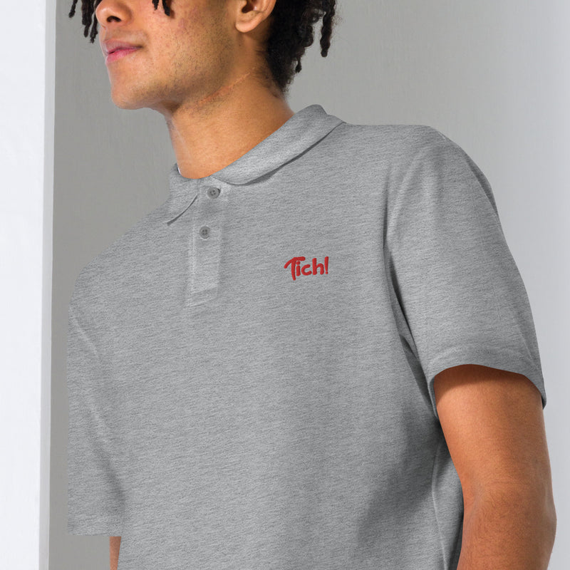 Broderie rouge Tich! sur le polo belge brodé gris chiné