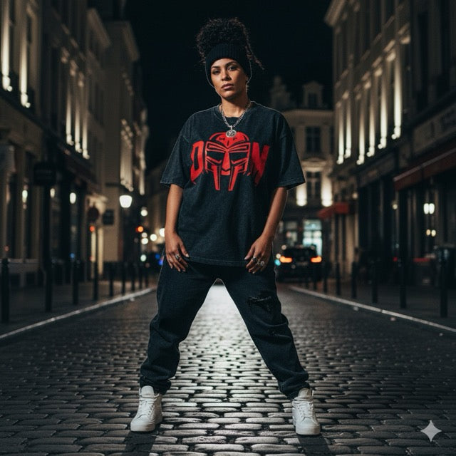 T-shirt oversized hommage MF DOOM en noir porté en extérieur - print rouge et coupe à épaules tombantes