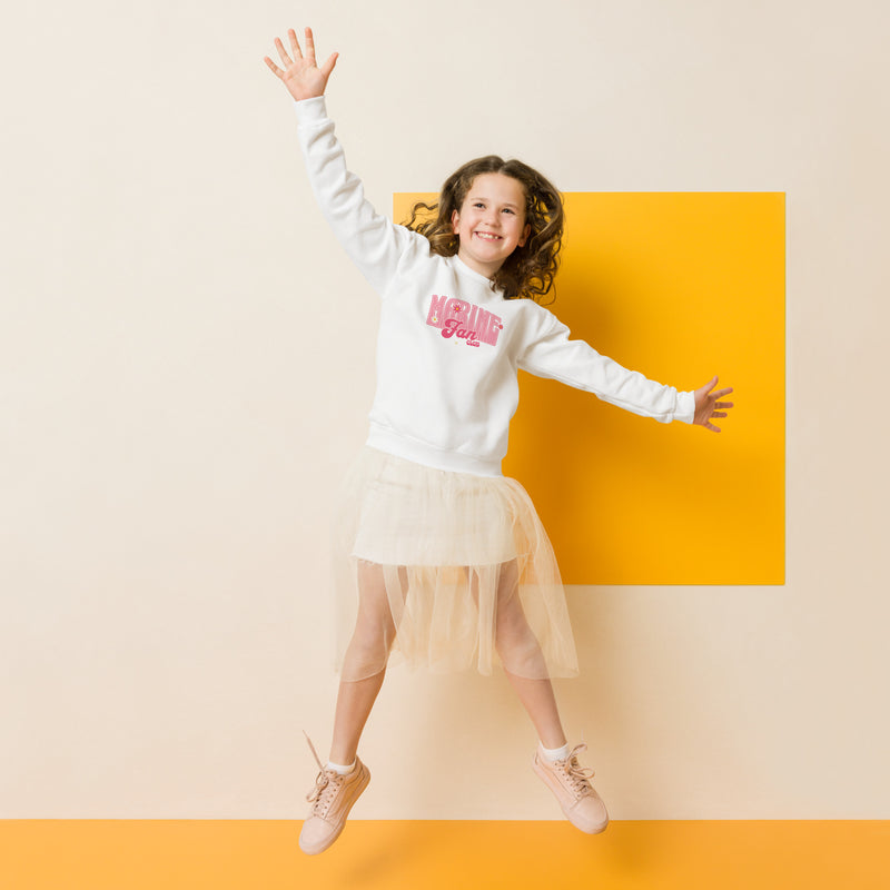 Pull enfant blanc Marine Star Academy 2024, porté de face sur fond studio rose, design unique pour les fans de Marine