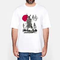 T-shirt anime oversize blanc au design samouraï japonais à l'encre, porté par un homme
