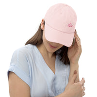 Femme portant la casquette femme rose pastel brodée d'un oiseau