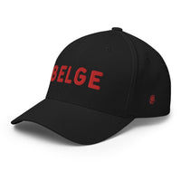 Casquette belge noire Flexfit, mot BELGE brodé fil rouge, vue trois quarts