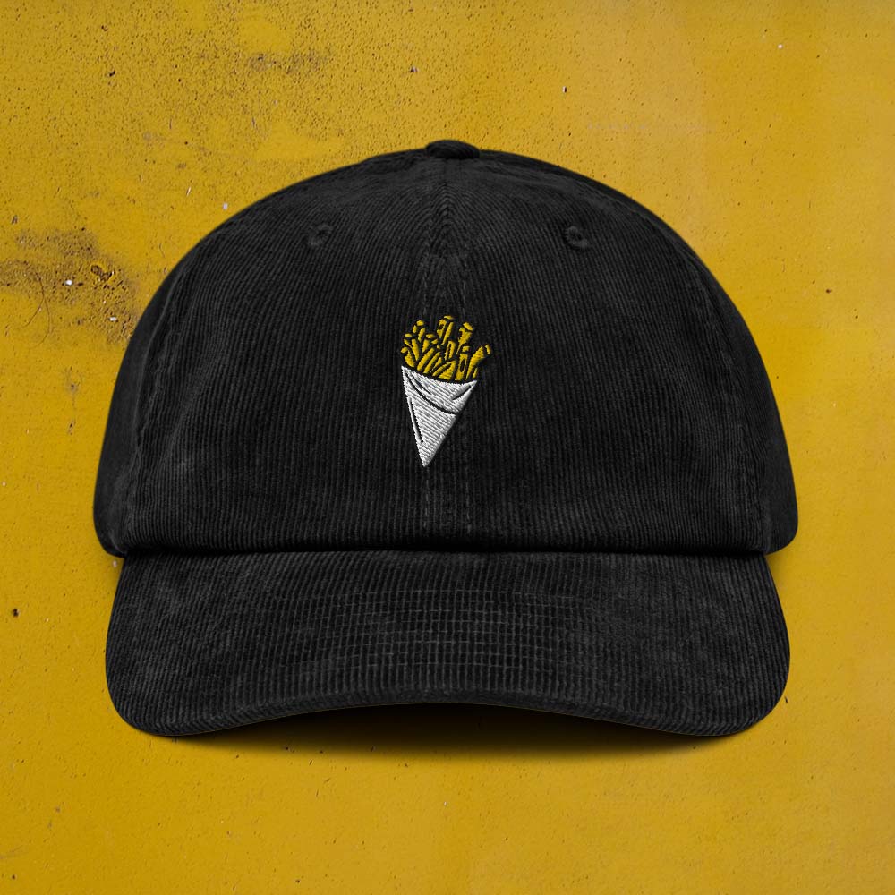 Casquette belge en velours côtelé noire avec frites brodées - vue de face gros plan