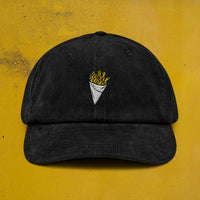 Casquette belge en velours côtelé noire avec frites brodées - vue de face gros plan