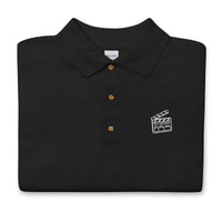 Homme portant le polo original cinéphile brodé clap de cinéma