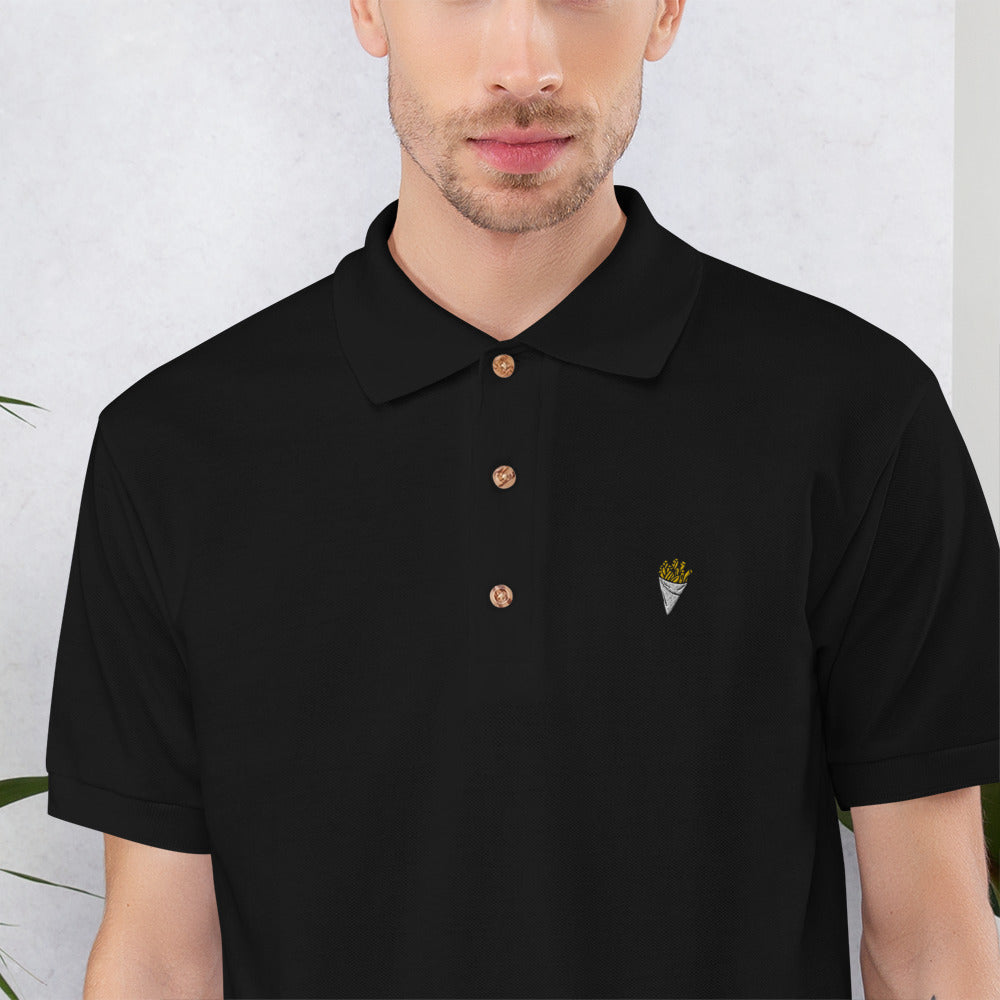 Gros plan de la broderie cornet de frites sur le polo noir