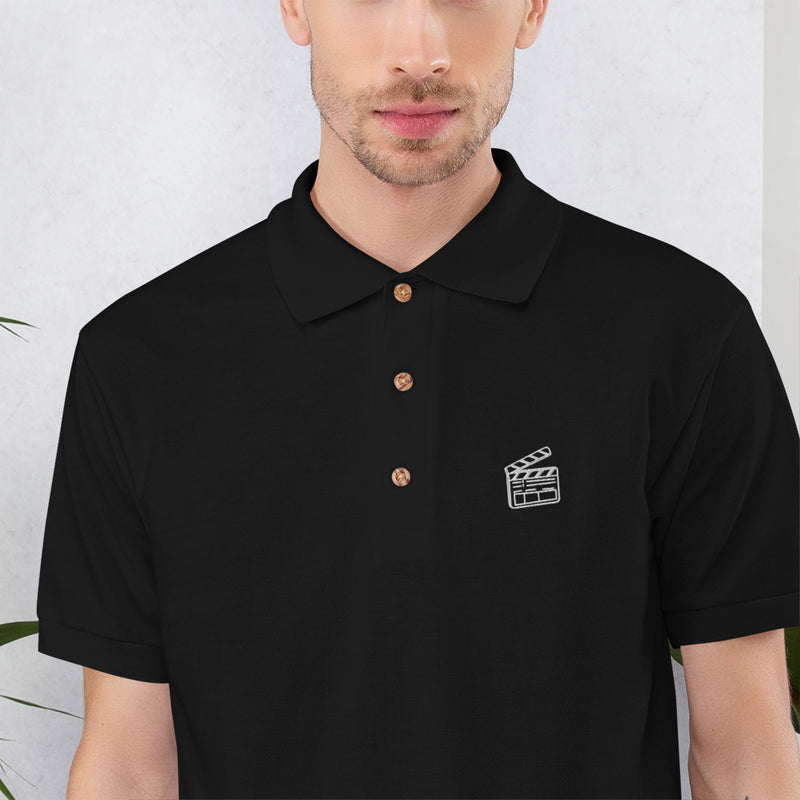 Broderie clap de cinéma blanche sur le polo brodé noir