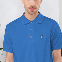 Broderie cornet de frites en gros plan sur le polo bleu roi
