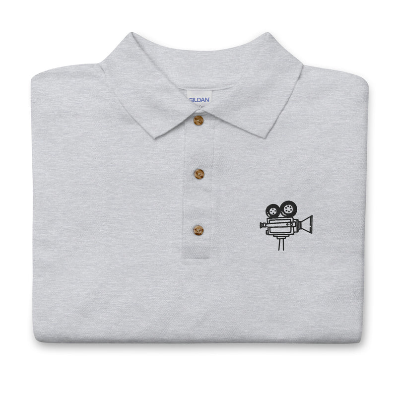 Polo brodé Caméra vintage gris sport porté, vue de face