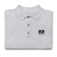Polo brodé Piano gris sport porté, vue de face