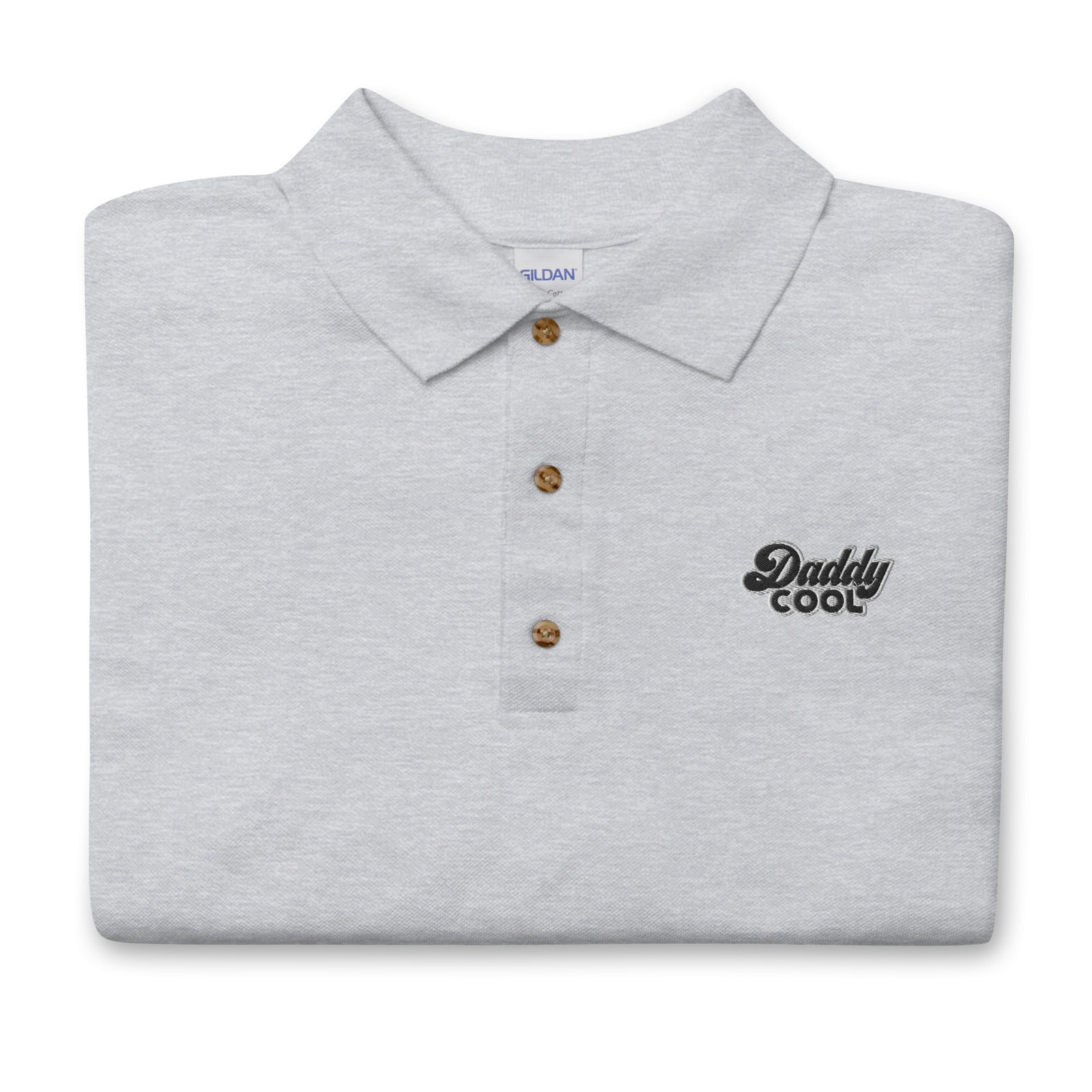 Homme portant le polo brodé Daddy Cool gris sport