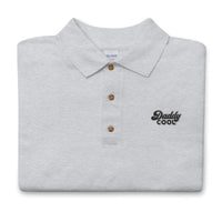 Homme portant le polo brodé Daddy Cool gris sport